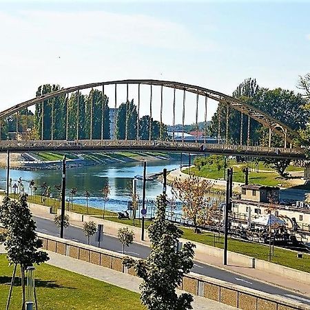 Downtown Apartments Deluxe Győr Eksteriør bilde