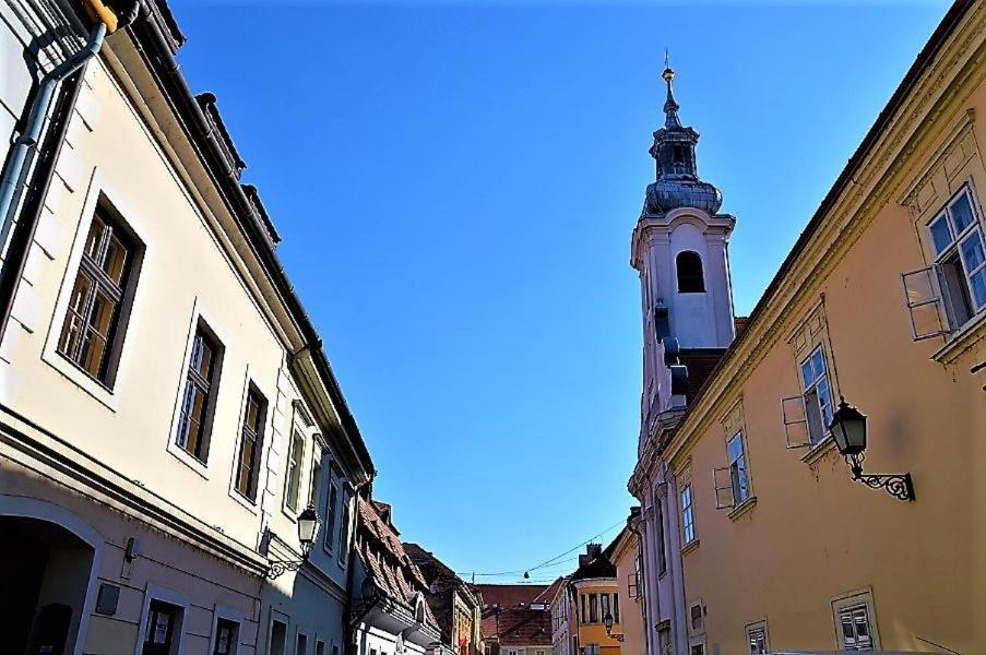 Downtown Apartments Deluxe Győr Eksteriør bilde