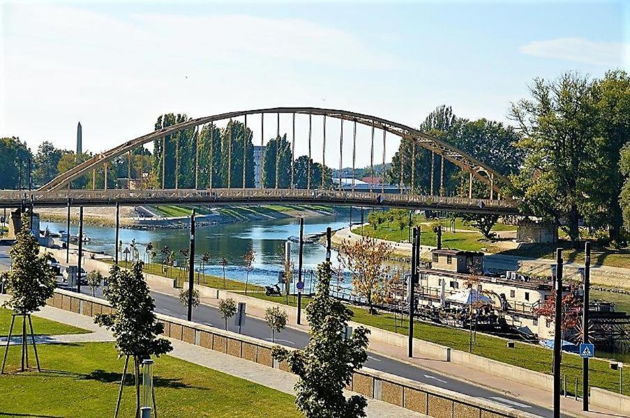 Downtown Apartments Deluxe Győr Eksteriør bilde